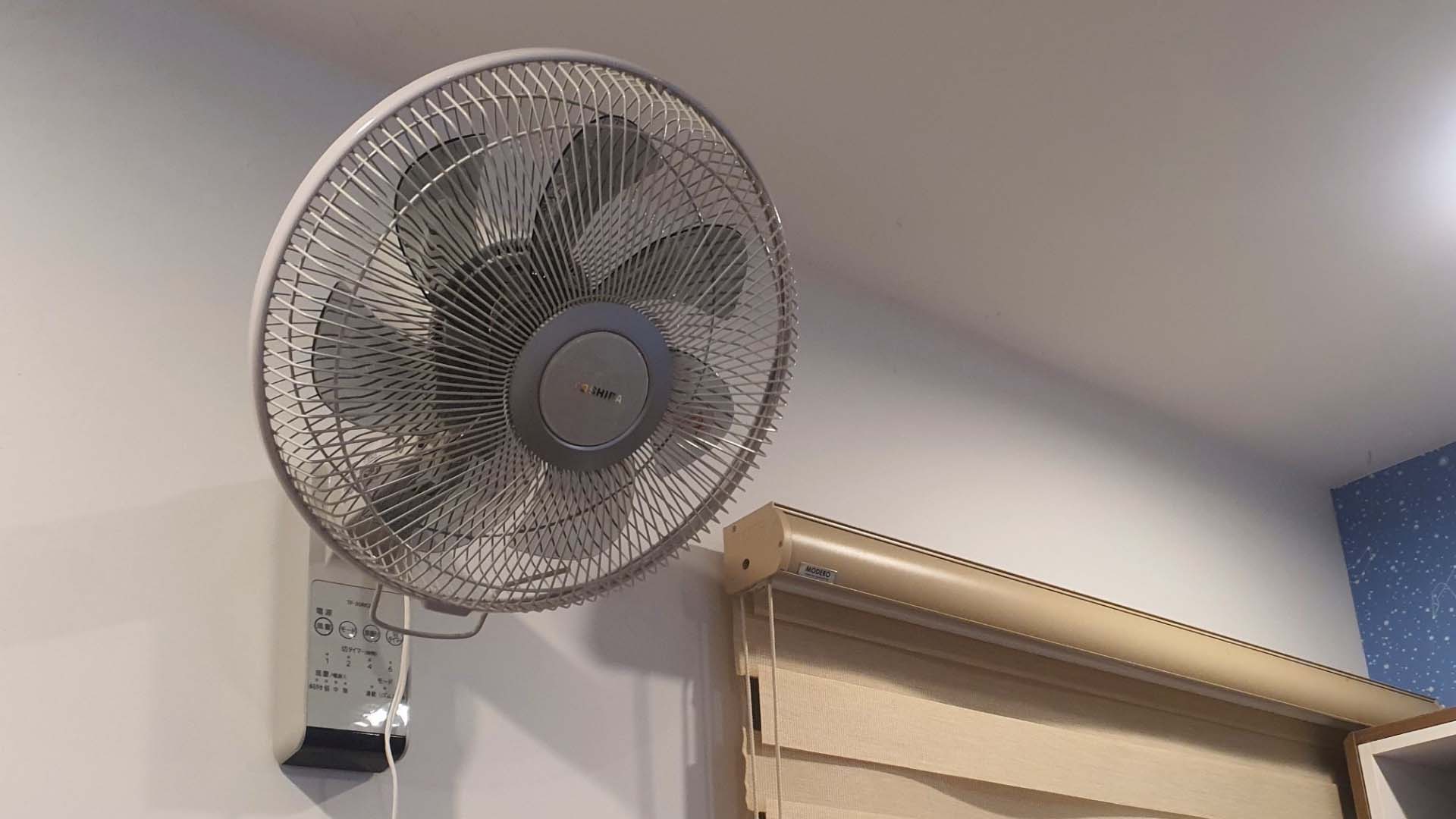 Quat-treo-tuong-Toshiba-TF-30RK25