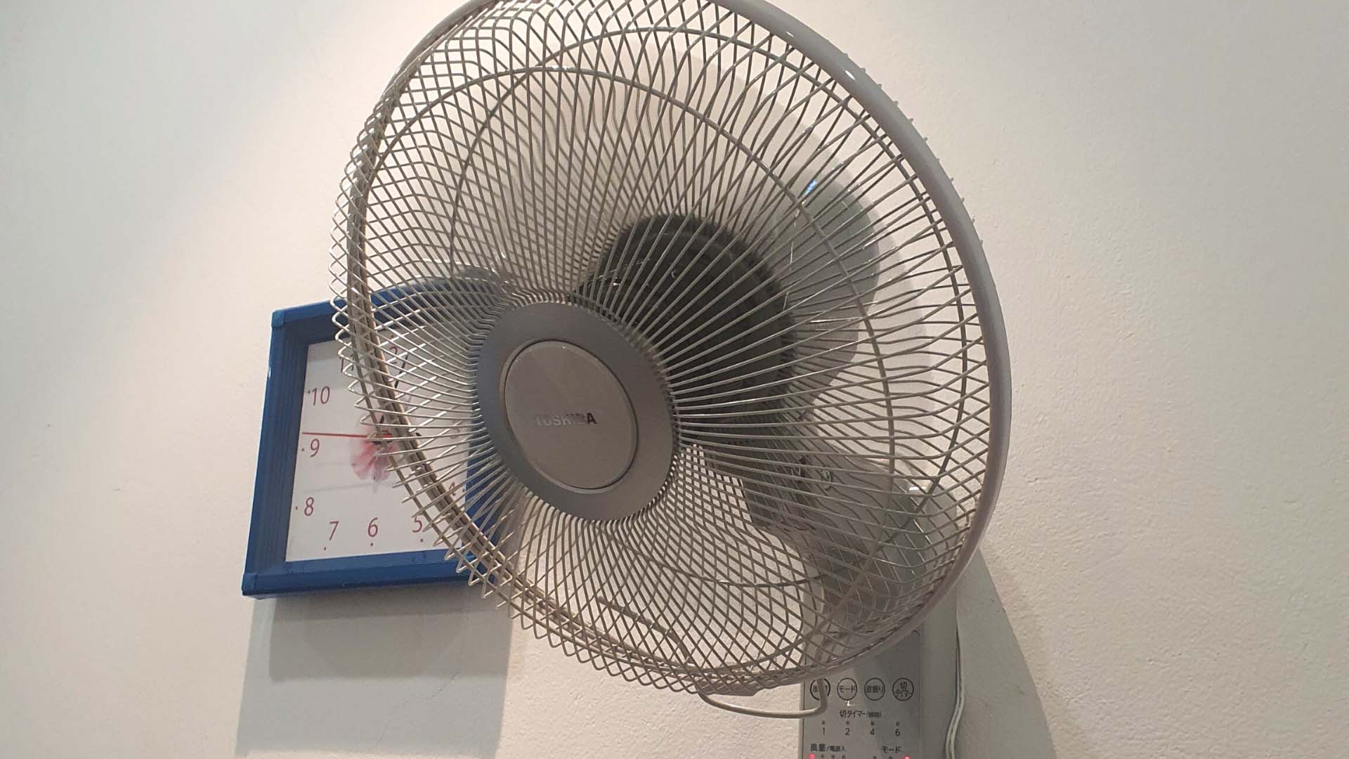 Quat-treo-tuong-Toshiba-TF-30RK25