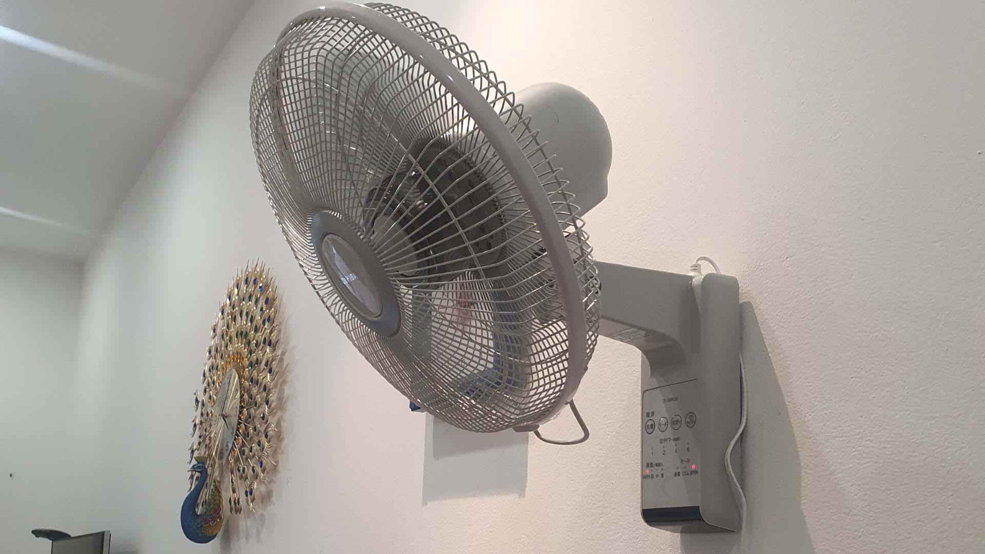 Quat-treo-tuong-Toshiba-TF-30RK25